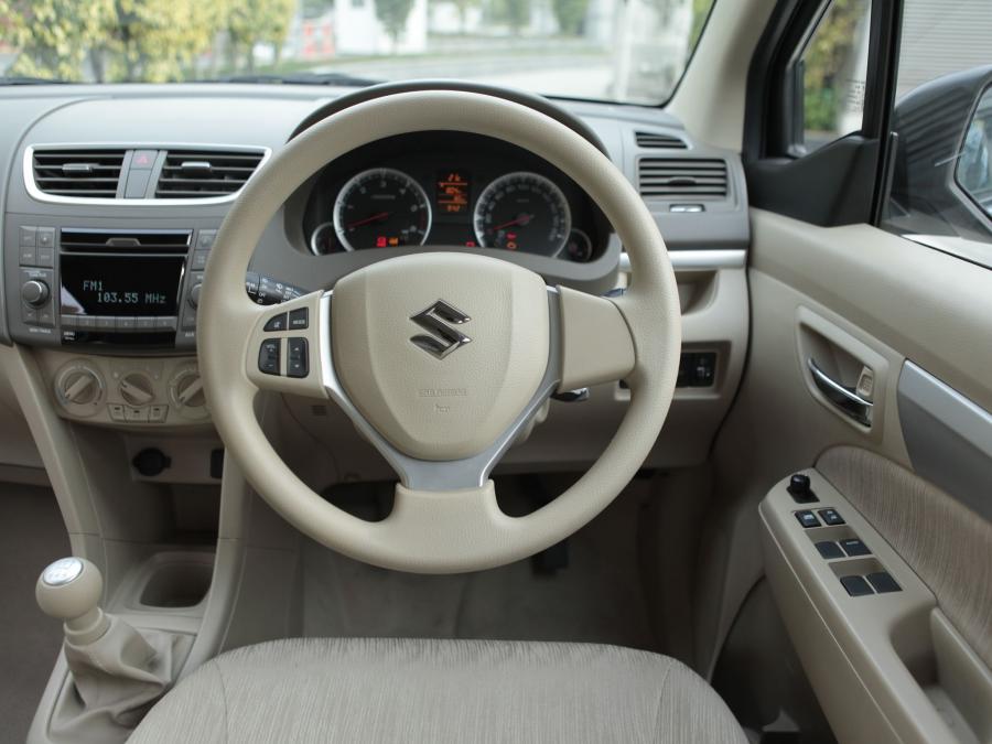 Панель приборов Maruti-Suzuki Ertiga 2012 года  (фото 12 из 13)